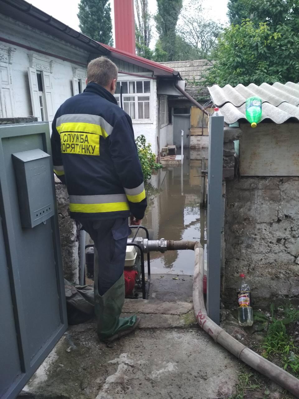 У Дніпрі затопило дорогу водою з метрополітену (ФОТО)