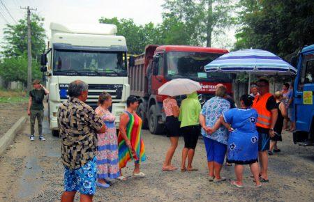 В Одесі люди перекрили вулицю з вимогою заборонити рух вантажівок (ФОТО)