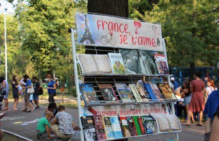 В День взяття Бастилії посол Франції в Україні зіграла на віолончелі в Маріуполі (ФОТО)