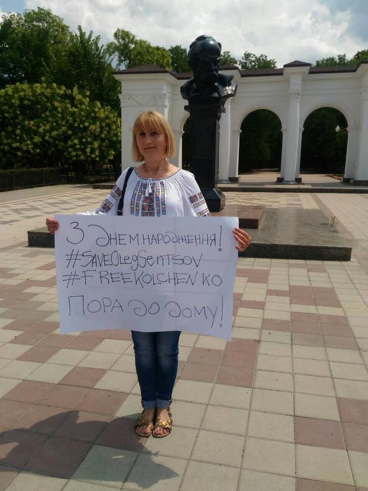 Мати Кольченка вийшла на пікет на підтримку Сенцова в окупованому Сімферополі