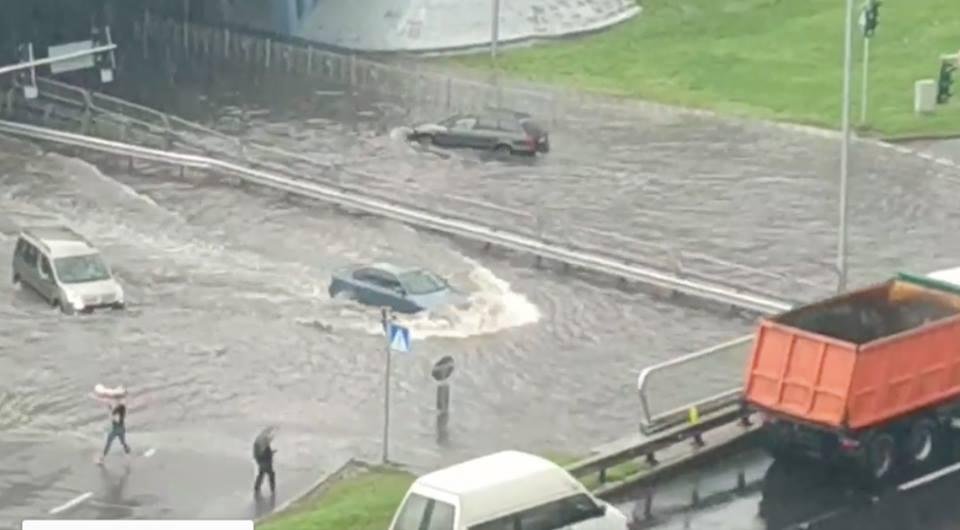 Негода у Києві: автівки на лівому березі рухаються по вікна у воді (ВІДЕО)