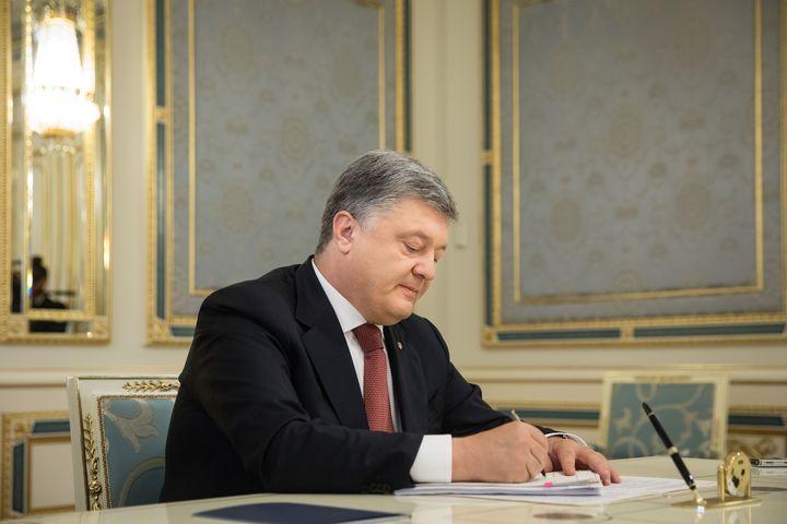 Порошенко підписав закон про перехід парафій у ПЦУ