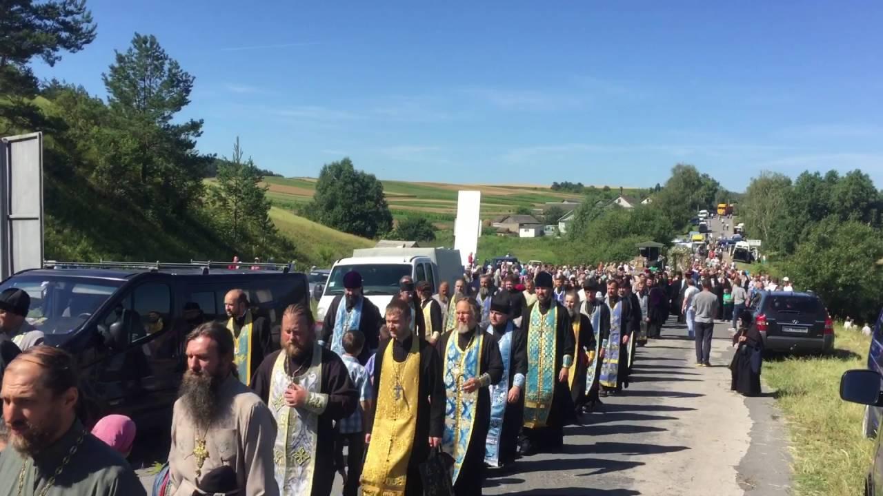 Поліція супроводила вірян із Рівного до Києва для участі у Хресному ході