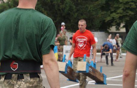 Підіймали машину і перетягували канат: як військові змагались у силовому багатоборстві (ФОТОРЕПОРТАЖ)