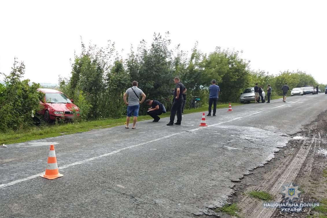 Автомобіль збив жінку з дітьми у Рівненській області