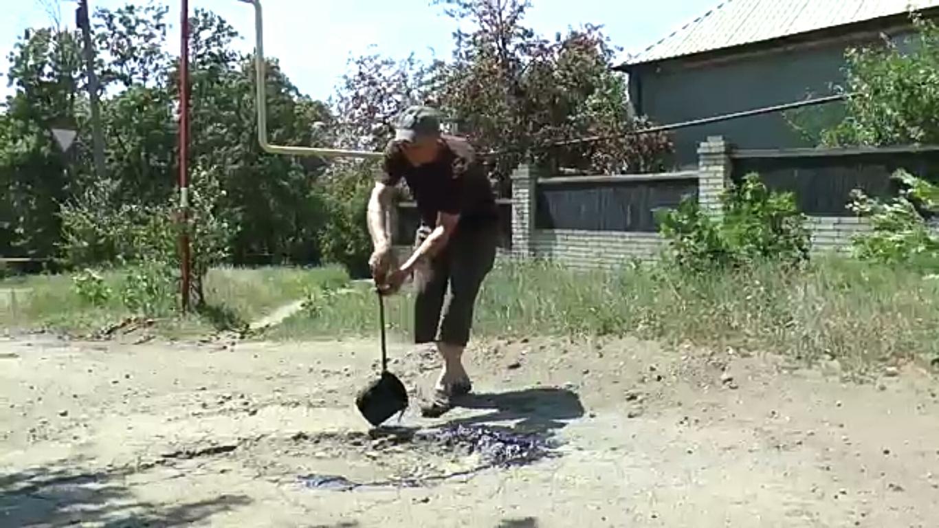 В Костянтинівці місцеві жителі самі почали латати дорогу (ФОТО)