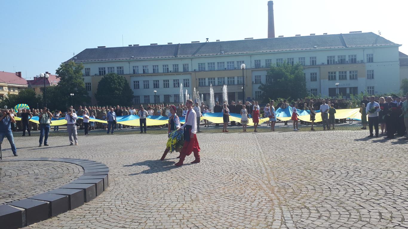 В Ужгороді з’єднали береги річки Уж 100-метровим стягом (ФОТО)