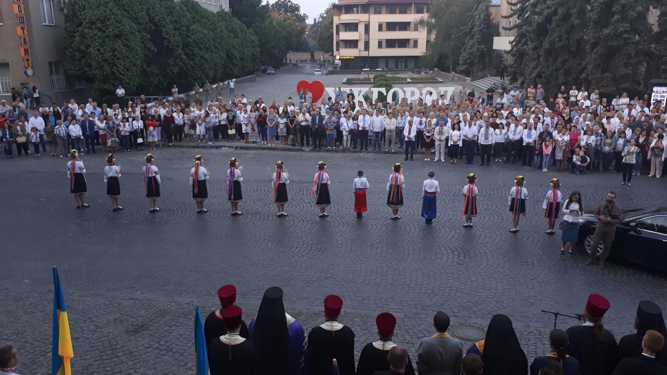 Ужгород зустрів схід сонця молитвою за Україну (ФОТО)