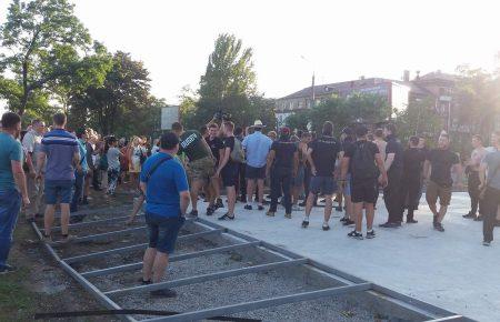 У Запоріжжі з сутичками знесли паркан навколо скверу Яланського (ФОТО, ВІДЕО)