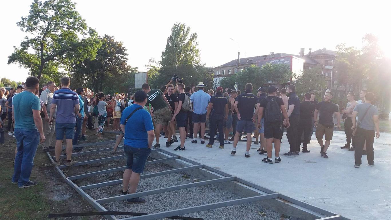 У Запоріжжі з сутичками знесли паркан навколо скверу Яланського (ФОТО, ВІДЕО)