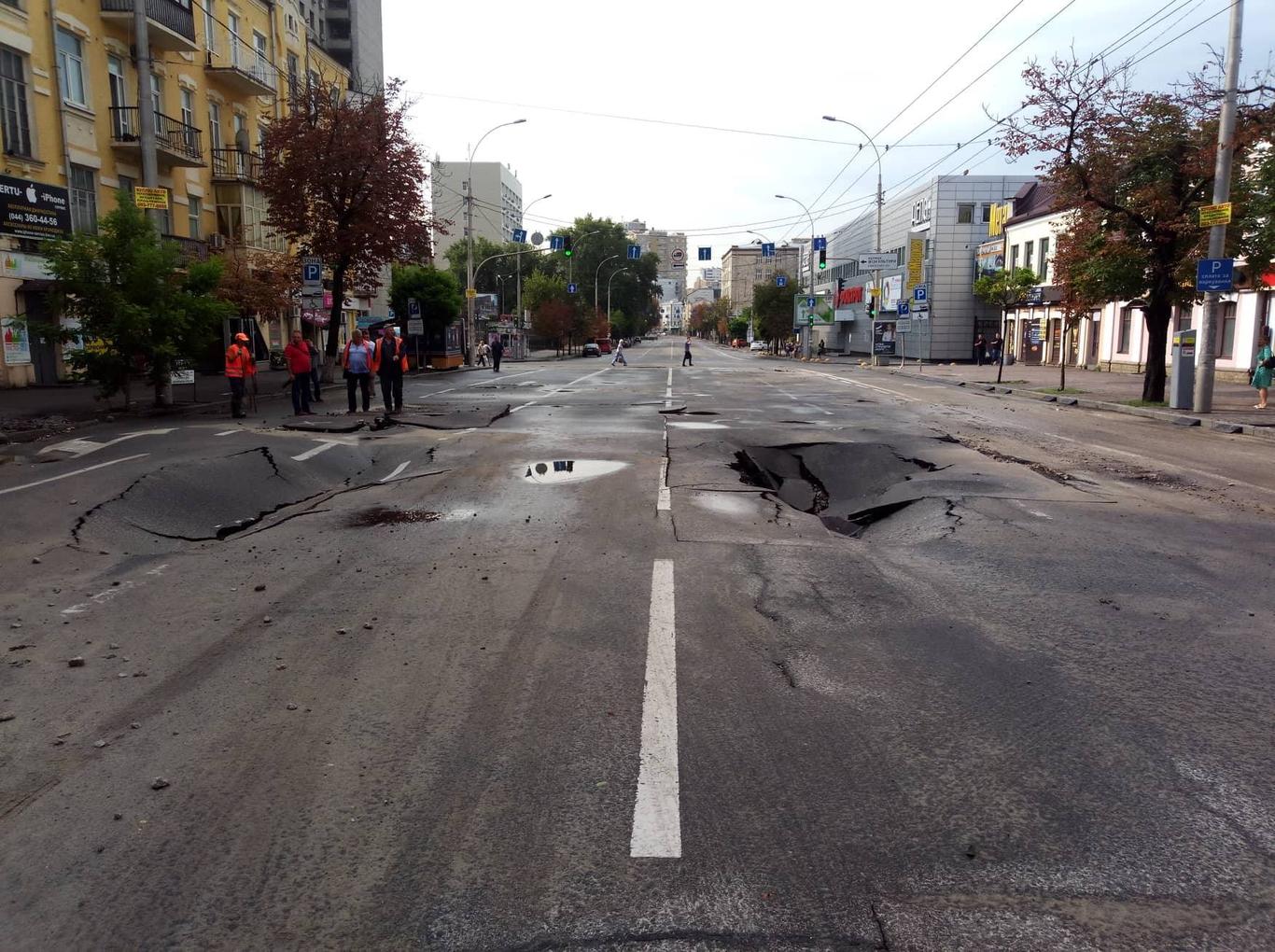 На вулиці Антоновича у Києві злива розмила асфальт (ФОТО)