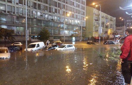 Центр Києва під водою: злива заблокувала водіїв у машинах (ФОТО, ВІДЕО)