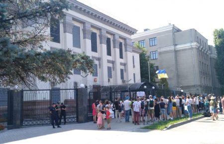 До посольства Росії в Києві принесли листи до Олега Сенцова (ФОТО)