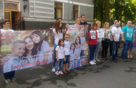 «Бажаю, щоб мамуля не стала ангелом», - син онкохворої на акції протесту біля МОЗ