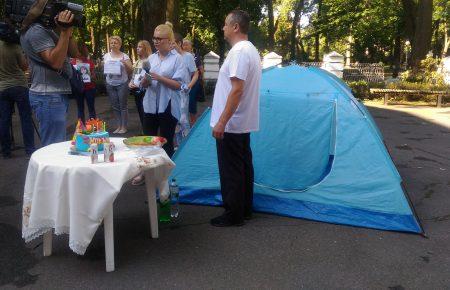 Батько онкохворої Оксани Гергало розпочав безстрокову акцію протесту біля МОЗ