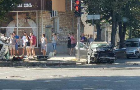 ДТП в Сумах: авто поліцейських перекинулося та впало на узбіччя, де були люди