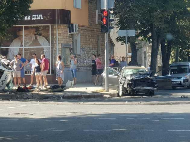 ДТП в Сумах: авто поліцейських перекинулося та впало на узбіччя, де були люди