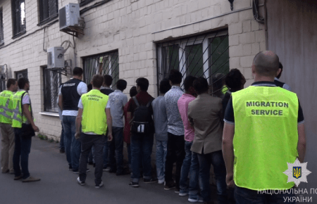 Уродженець Закарпаття брав по 4 тисячі доларів за трансфер бангладешців з України до Польщі