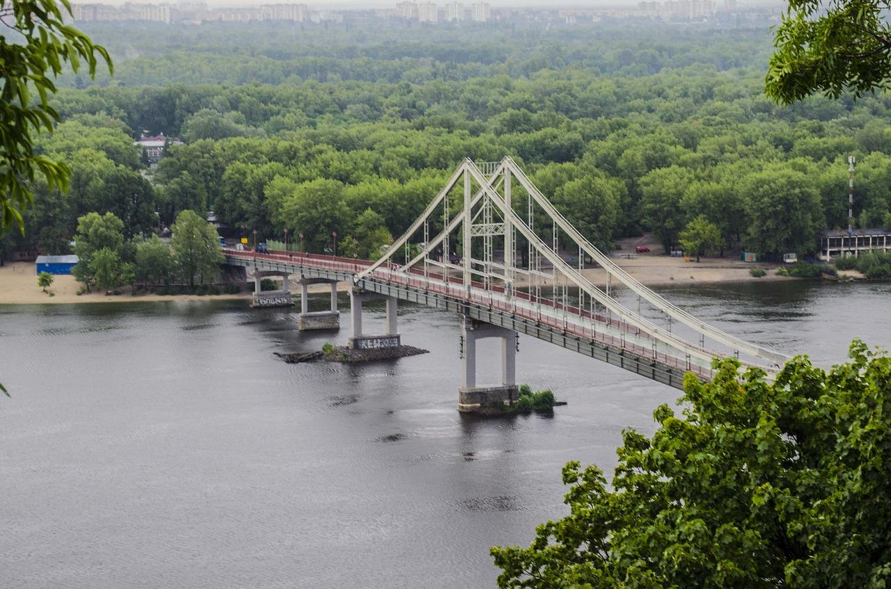 Зелений Дніпро - чим загрожує цвітіння води і поява під Києвом медуз?