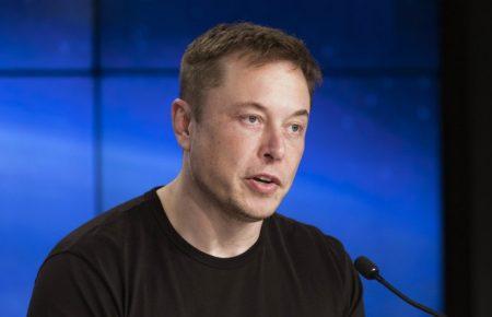 Маск не скуповуватиме акції Tesla, компанія залишиться публічною