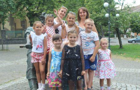 Родини з дітьми на Закарпатті влаштували акцію проти гей-пропаганди (ФОТО)