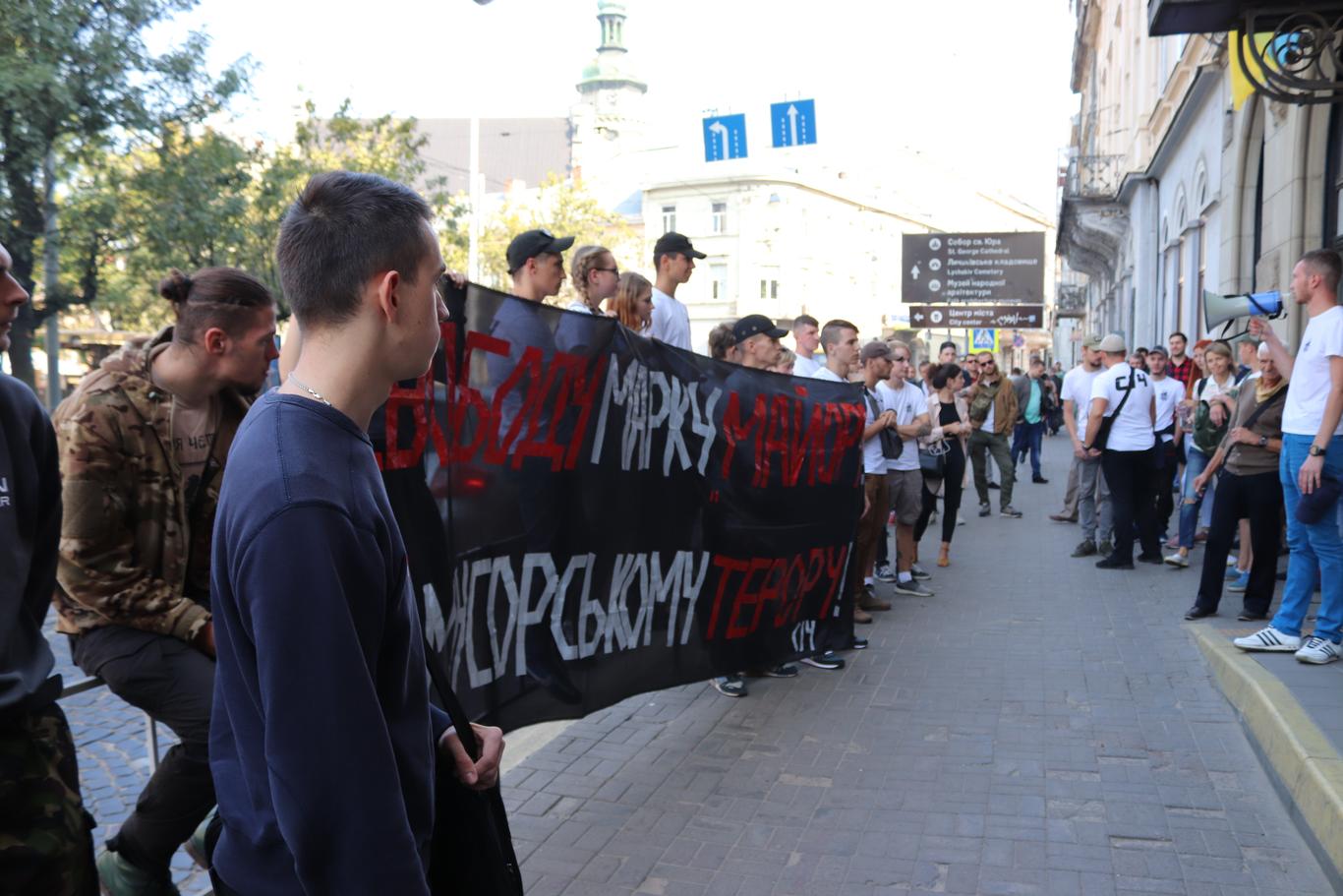 Фаєри та графіті: у Львові пройшло судове засідання у справі підозрюваного у нападі на копа