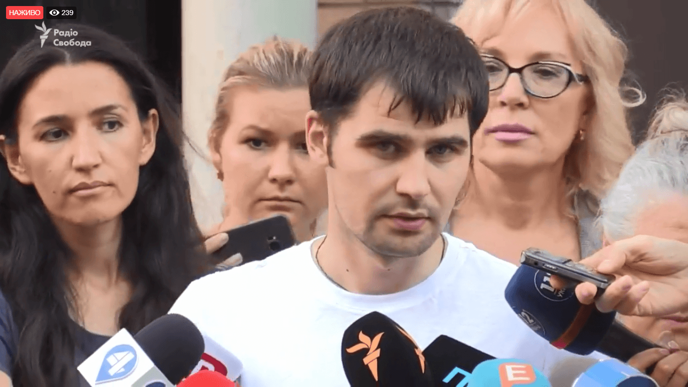 Політв’язень Костенко приїхав до Києва: його зустріла мати