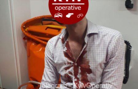 На столичному Подолі чоловік із шаблею поранив перехожого