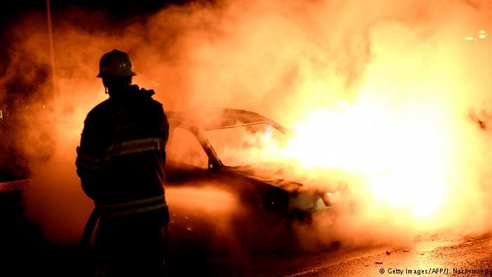 У шведських містах невідомі в масках підпалили за ніч понад сотню автівок