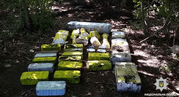 8 кг вибухівки, гранати, гранатомети, димові шашки та 16 ящиків зі зброєю знайшли в лісосмузі на Дніпропетровщині (ФОТО)