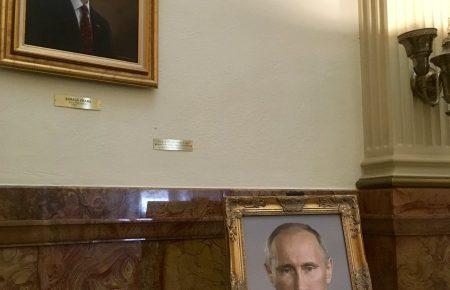 Помічницю політика з Колорадо покарали за портрет Путіна