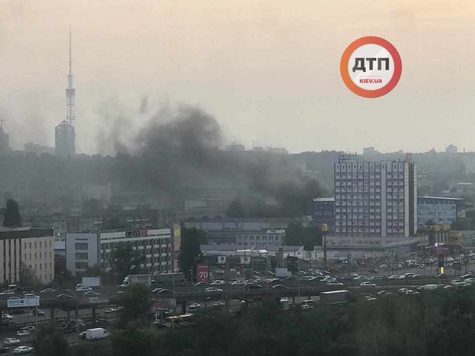 У Києві горить 5 поверхів заводу «Маяк», - ЗМІ (ФОТО)