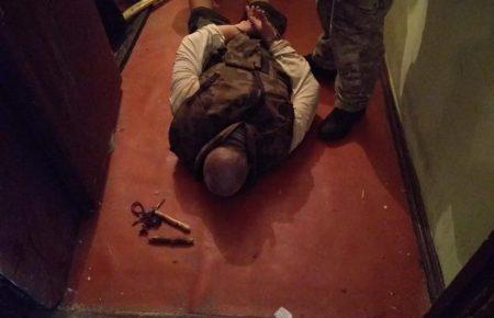 У Києві затримали чоловіка, який утримував у заручниках дітей і погрожував зброєю