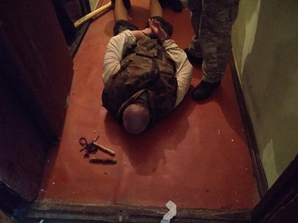 У Києві затримали чоловіка, який утримував у заручниках дітей і погрожував зброєю