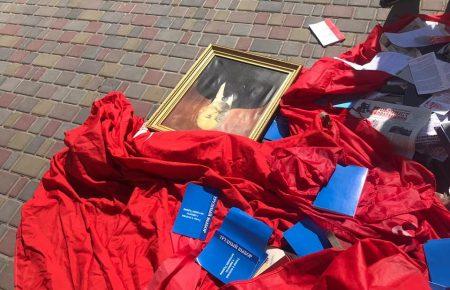 У будівлі суду на Полтавщині знайшли дві приймальні Компартії (ФОТО)