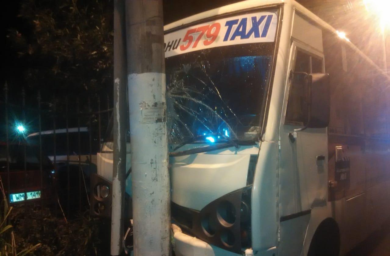 Маршрутка в Одесі врізалася в електроопору: дев’ять постраждалих, троє з них — діти