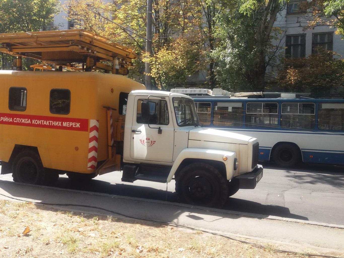 В Херсоні стовп впав на проїжджу частину, є постраждалий (ФОТО)