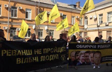 «Зупиніть реванш»: під Окружним адмінсудом протестують проти російського політтехнолога Шувалова