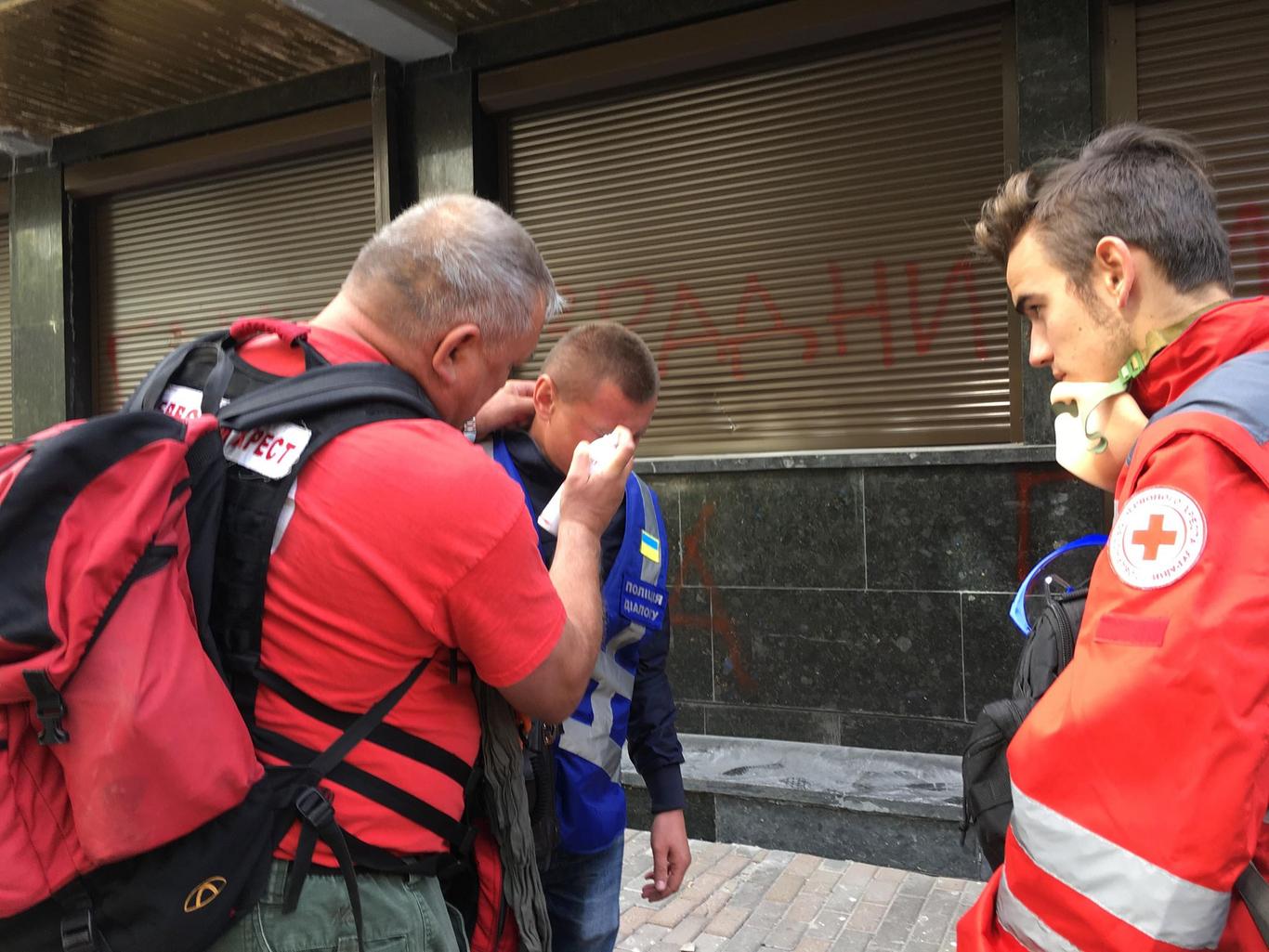 У сутичках під Генпрокуратурою постраждали 20 людей — Червоний хрест