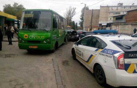 Легковик врізався в маршрутку в Харкові: шістьох людей шпиталізували