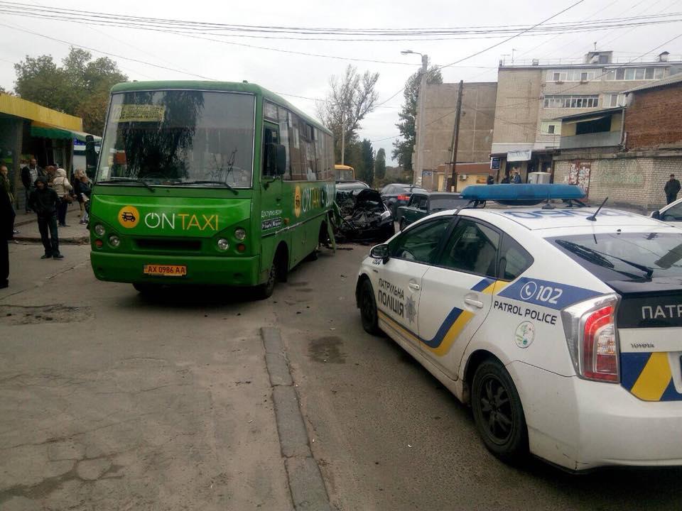 Легковик врізався в маршрутку в Харкові: шістьох людей шпиталізували