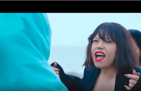 У бюстгальтері проти традиційних цінностей: як співачка з Киргизстану сколихнула країну одним кліпом