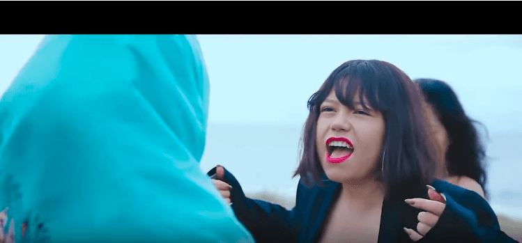 У бюстгальтері проти традиційних цінностей: як співачка з Киргизстану сколихнула країну одним кліпом