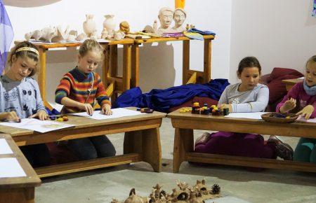 «Арсенал ідей»: як з паперу робили сукні, а діти вчили демократії