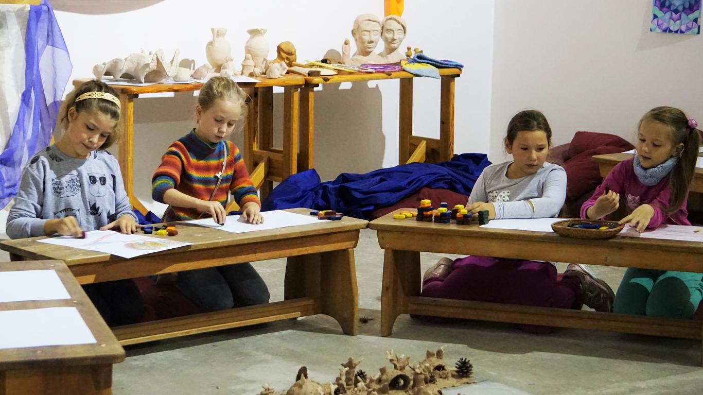 «Арсенал ідей»: як з паперу робили сукні, а діти вчили демократії