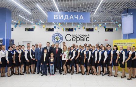 Українка отримала 10-мільйонний біометричний паспорт