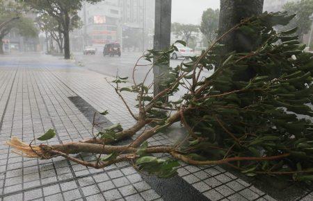 Евакуація та скасовані авіарейси: на Японію насувається тайфун «Трамі»