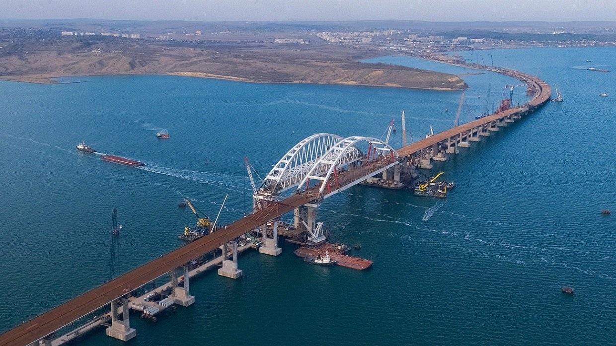 В окупованому Криму плавкран зірвався з якоря та врізався у Керченський міст