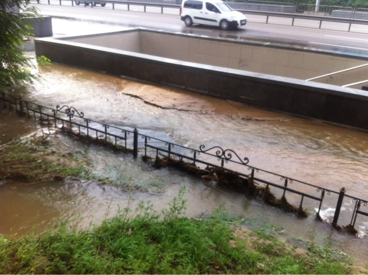 У Києві через аварію на водопровідній магістралі підтопило дорогу