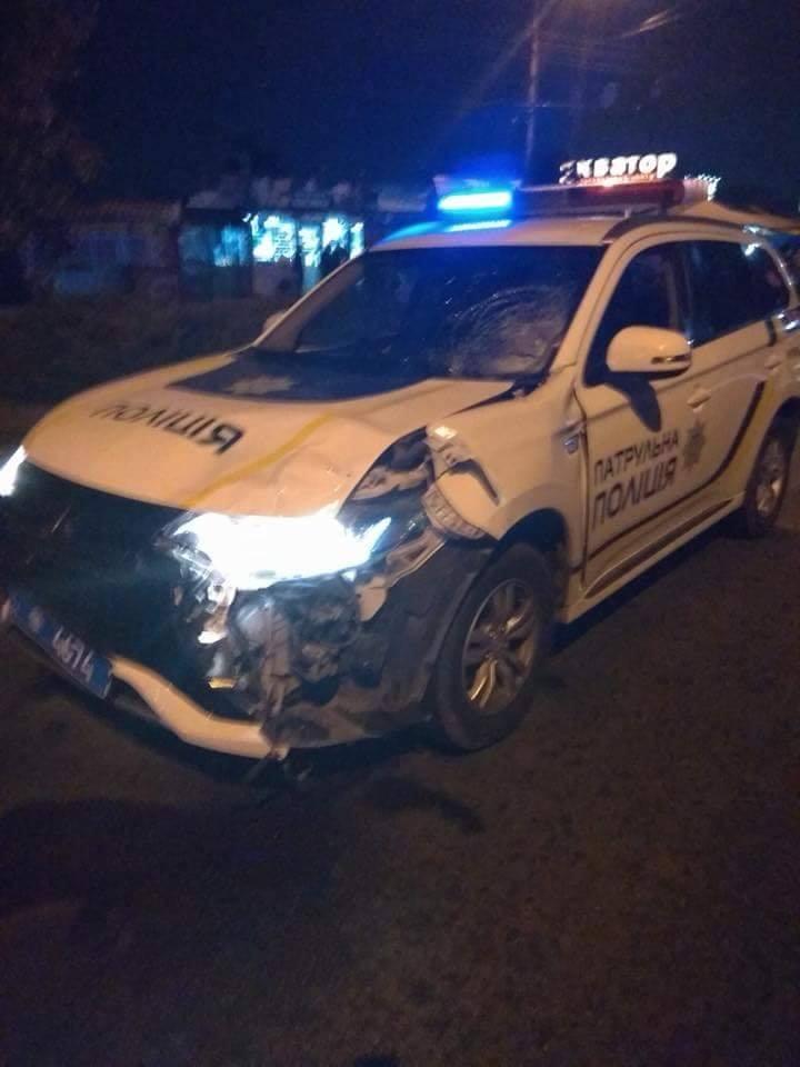 У Чернівцях авто поліцейських насмерть збило людину — поліція